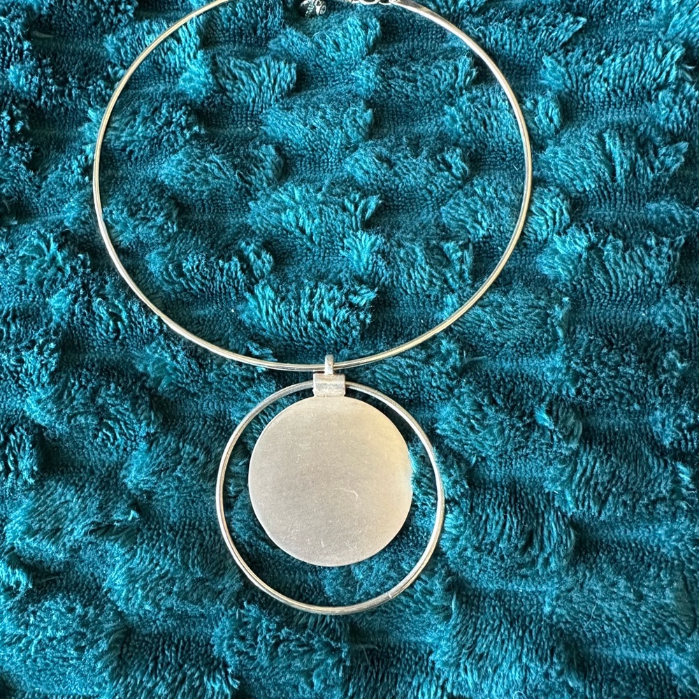 Versona gold tone choker Pendant Necklace